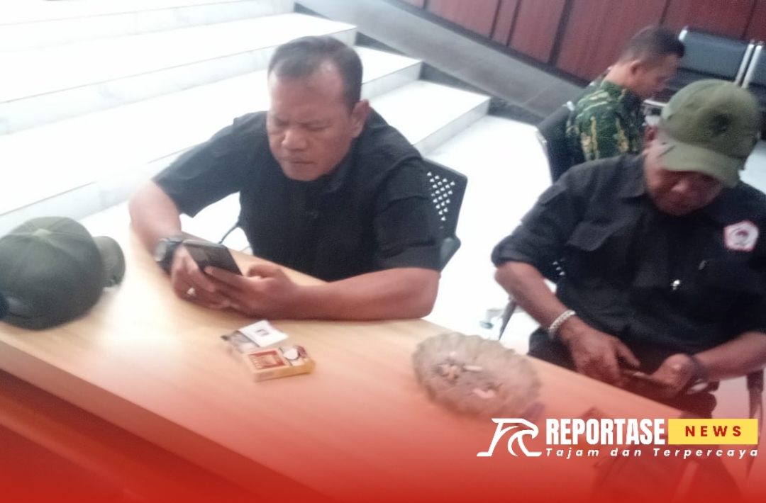 Ketua LSM-GMPK Lumajang saat diwawancarai awak media cetak & online