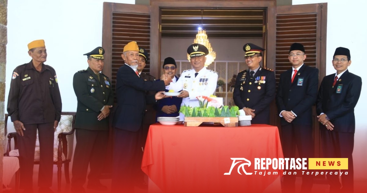 Penyerahan potongan tumpeng kepada perwakilan pejuang yang tergabung dalam Legiun Veteran Republik Indonesia (LVRI) Kabupaten Probolinggo.