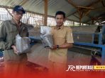 (kanan) kepala desa Madiredo bersama ketua TPST saat menunjukan olahan menjadi pupuk organik (kanan) kepala desa Madiredo bersama ketua TPST saat menunjukan olahan menjadi pupuk organik