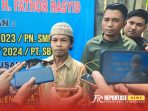 Kuasa hukum H.Fathor Rasyid, Nadianto, SH dan Ibnu Hajar, SH saat melakukan konferensi pers di lokasi, @by_reportasenews.net Kuasa hukum H.Fathor Rasyid, Nadianto, SH dan Ibnu Hajar, SH saat melakukan konferensi pers di lokasi.