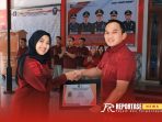 Kepala Lapas Banyuwangi, Agus Wahono saat memberikan penghargaan pegawai teladan. @by_reportasenews.net Kepala Lapas Banyuwangi, Agus Wahono saat memberikan penghargaan pegawai teladan. @by_reportasenews.net