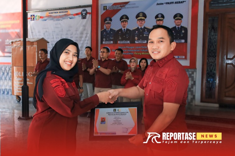 Kepala Lapas Banyuwangi, Agus Wahono saat memberikan penghargaan pegawai teladan. @by_reportasenews.net