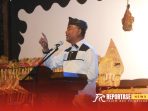 Pj.Bupati Probolinggo Ugas Irwanto bersama Dalang Ki Yuwono Lc mengangkat Wayang .