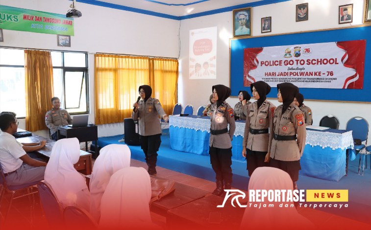 Polwan Polres Sumenep, saat melakukan kegiatan "Go To School" di SMA Muhammadiyah Sumenep,