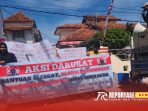 Aktivis Aliansi Pemuda Reformasi Melawan (ALARM) saat menggelar aksi darurat di Kantor Dinsos P3A Sumenep Aktivis Aliansi Pemuda Reformasi Melawan (ALARM) saat menggelar aksi darurat di Kantor Dinsos P3A Sumenep