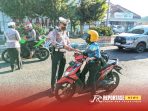 Petugas langsung turun membagikan brosur berisi himbauan kepada pengendara roda dua Petugas langsung turun membagikan brosur berisi himbauan kepada pengendara roda dua