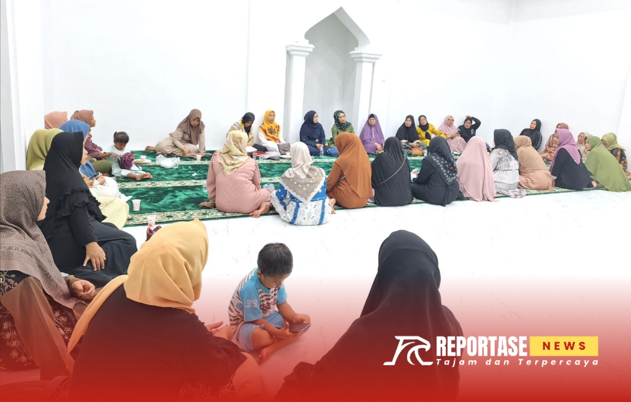 Relawan Putri Salju kaum perempuan saat gelar khotmil qur'an di gedung putih posko pemenangan MANDAT
