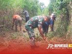 Jerja bakti membersihkan rumput liar dan ranting pohon