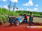 Mendampingi para petani dalam proses pembajakan lahan dengan hand traktor Mendampingi para petani dalam proses pembajakan lahan dengan hand traktor