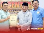 Caption : Fadli Asnaf Komisioner KPU Divisi Tekhnis kepada H Muhlis LO Tim Pemenangan Jimad Sakteh dan Khosin Abdullah yang didampingi oleh Zainal Abidin LO Tim Pemenangan MANDAT
