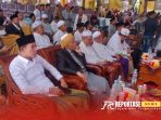 Caption : Kyai Mamak dan Mas Ab bersama ulama yang hadir pada acara wisuda tahfidz alqur'an pp bustanul huffadz assaidiyah sampang Caption : Kyai Mamak dan Mas Ab bersama ulama yang hadir pada acara wisuda tahfidz alqur'an pp bustanul huffadz assaidiyah sampang
