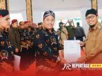 Bupati Sumenep Achmad Fauzi Wongsojudo, secara simbolis menyerahkan SK perpanjangan masa jabatan kepada BPD, @by_reportasenews.net Bupati Sumenep Achmad Fauzi Wongsojudo, secara simbolis menyerahkan SK perpanjangan masa jabatan kepada BPD, @by_reportasenews.net
