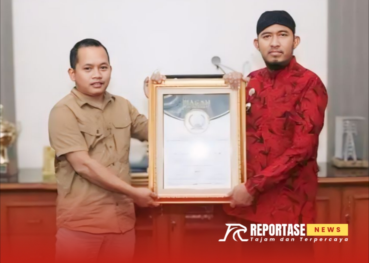 Ketua DPC PWRI Sumenep, Rusydiyono saat memberikan penghargaan kepada Bupati Sumenep, Achmad Fauzi Wongsojudo, @by_reportasenews.net