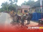 Melaksanakan kegiatan karya bakti pemasangan pipa baru saluran air bersih Melaksanakan kegiatan karya bakti pemasangan pipa baru saluran air bersih