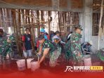 Bersama warga dalam kegiatan pengecoran atap Masjid Jami'at Taubah