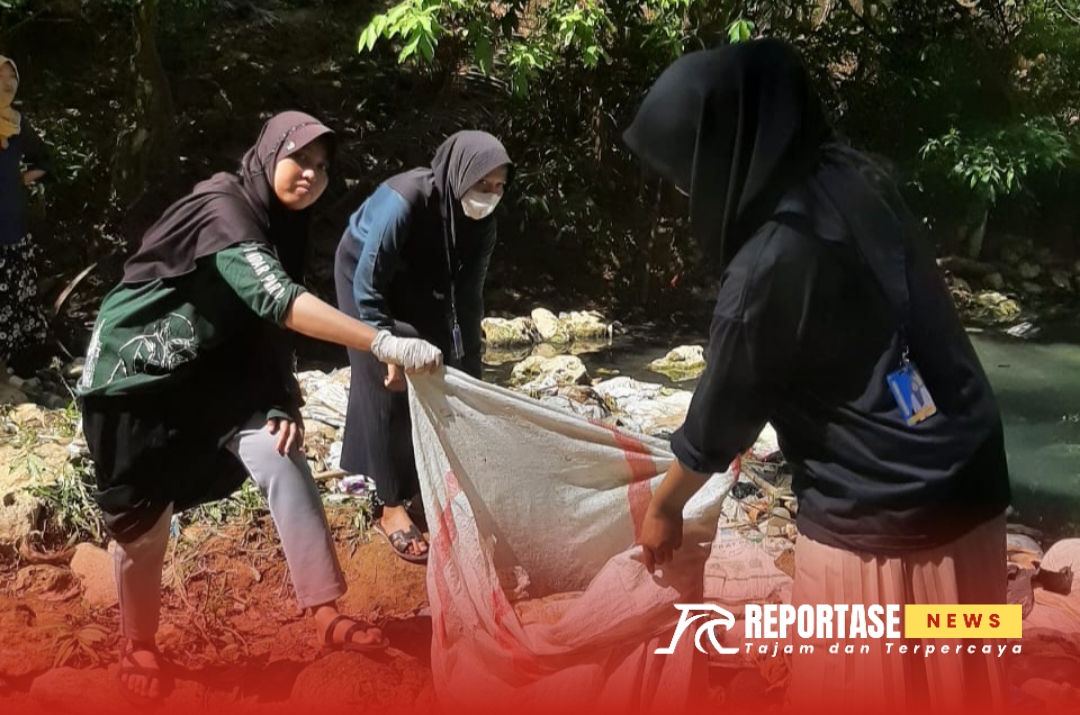 Mahasiswa KKN Posko 19 Universitas Annuqayah Guluk-Guluk menggelar aksi pembersihan sungai