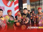 Bupati Achmad Fauzi Wongsojudo saat menyerahkan 50 alat Automation Identification System (AIS) secara simbolis. Bupati Achmad Fauzi Wongsojudo saat menyerahkan 50 alat Automation Identification System (AIS) secara simbolis.