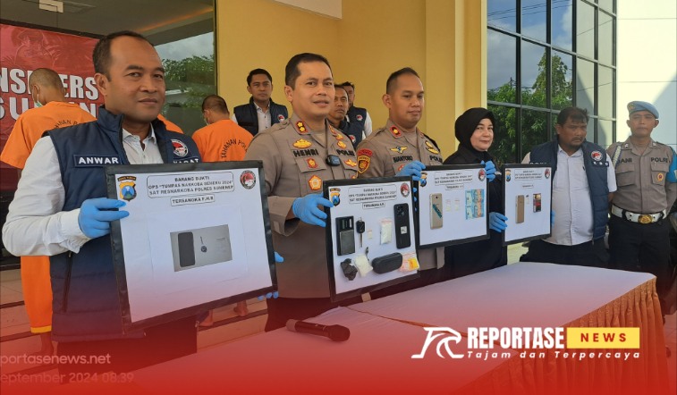 Kapolres Sumenep didampingi Wakapolres, Kasatresnarkoba dan Kasi Humas Polres Sumenep saat menunjukkan barang bukti hasil tangkapan,