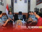 Kepala Lapas Banyuwangi, Agus Wahono, menerima daftar nama Warga Binaan yang sudah masuk dalam DPT. @by_reportasenews.net