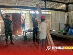 Bersama warga bersatu membantu renovasi rumah milik Surajak