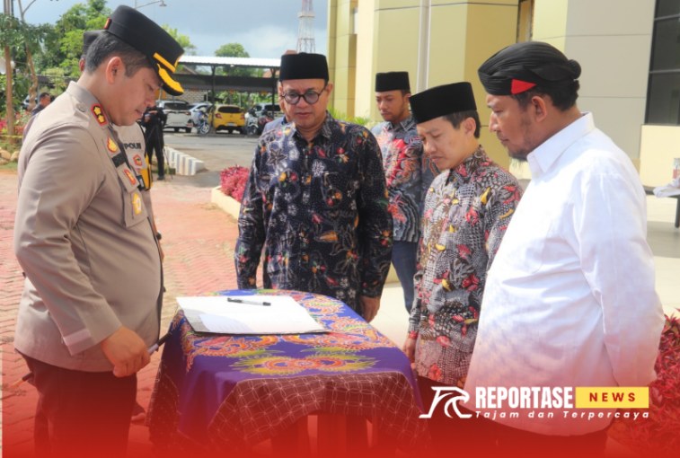 Kapolres Sumenep, secara simbolis menyerahkan personel Pengawal Pribadi (Walpri) kepada masing-masing pasangan calon (Paslon) Bupati dan Wakil Bupati Sumenep