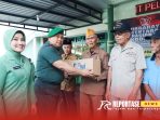 Bhakti Sosial dengan membagikan 100 paket sembako kepada masyarakat Bhakti Sosial dengan membagikan 100 paket sembako kepada masyarakat