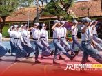 Penampilan salah satu peserta dari SMA Negeri 1 Gapura dengan seragam sekolah masing-masing untuk menunjukkan kemampuan PBB-nya.
