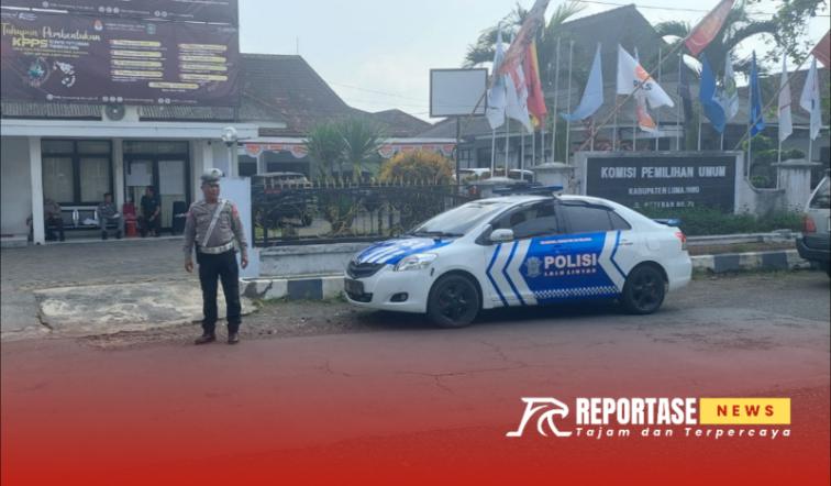 Kegiatan patroli dan pengaturan lalu lintas di depan kantor KPU