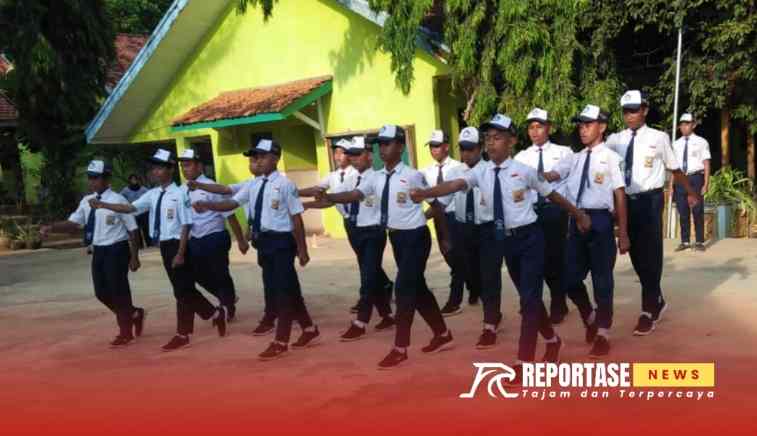 Tim SMP Negeri 1 Gapura, salah satu peserta tampil dengan seragam sekolah