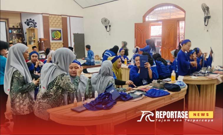 Warga Binaan Perempuan Lembaga Pemasyarakatan (Lapas) Kelas IIA Banyuwangi saat ikuti Pelatihan Tata Rias Wajah (Make Up)