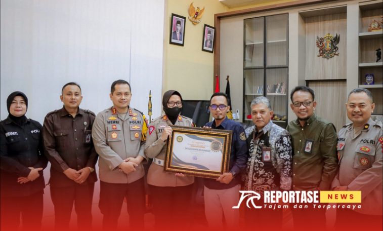 Kapolres Sumenep, AKBP Henri Noveri Santoso, bersama Kasat Lantas, AKP Ninit Titis saat menerima penghargaan dari Komisi Informasi Sumenep, @by_reportasenews.net