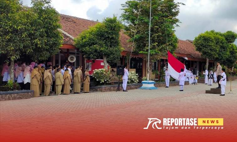 Kapolsek Rogojampi, Kompol Imron, S.H., M.H., bertindak sebagai pembina upacara