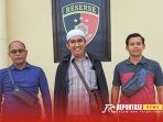 Mojono dan kuasa hukumnya saat mendatangi Polres Sumenep