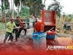 Kerja bakti penyelesaian proyek infrastruktur jalan rabat beton Kerja bakti penyelesaian proyek infrastruktur jalan rabat beton