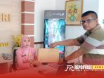 Warga Desa Pagowan saat mengirimkan surat pengaduan di kantor Kejaksaan Negeri Lumajang Warga Desa Pagowan saat mengirimkan surat pengaduan di kantor Kejaksaan Negeri Lumajang