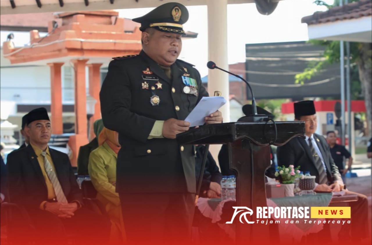 Komandan Kodim 0821/Lumajang Letkol Inf Ronny Wijaya Koesuma memimpin upacara peringatan HUT ke-79 TNI