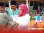 Foto : Bunda Indah (berhijab warna merah) menandatangani MOU.