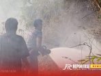 Tim Pemadam Kebakaran (Damkar) Kabupaten Sumenep saat melakukan pemadaman kobaran api, Tim Pemadam Kebakaran (Damkar) Kabupaten Sumenep saat melakukan pemadaman kobaran api,