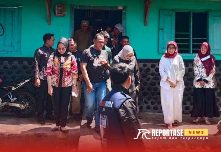 Bunda Indah, datang ke lokasi bencana angin puting beliung di Desa Selok Awar - Awar Kecamatan Pasirian