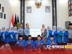 Kalapas Banyuwangi saat memberikan pehargaan dan melepas pengabdian mahasiswa magang UIMSYA (Universitas KH Mukhtar Syafa’at) Blokagung