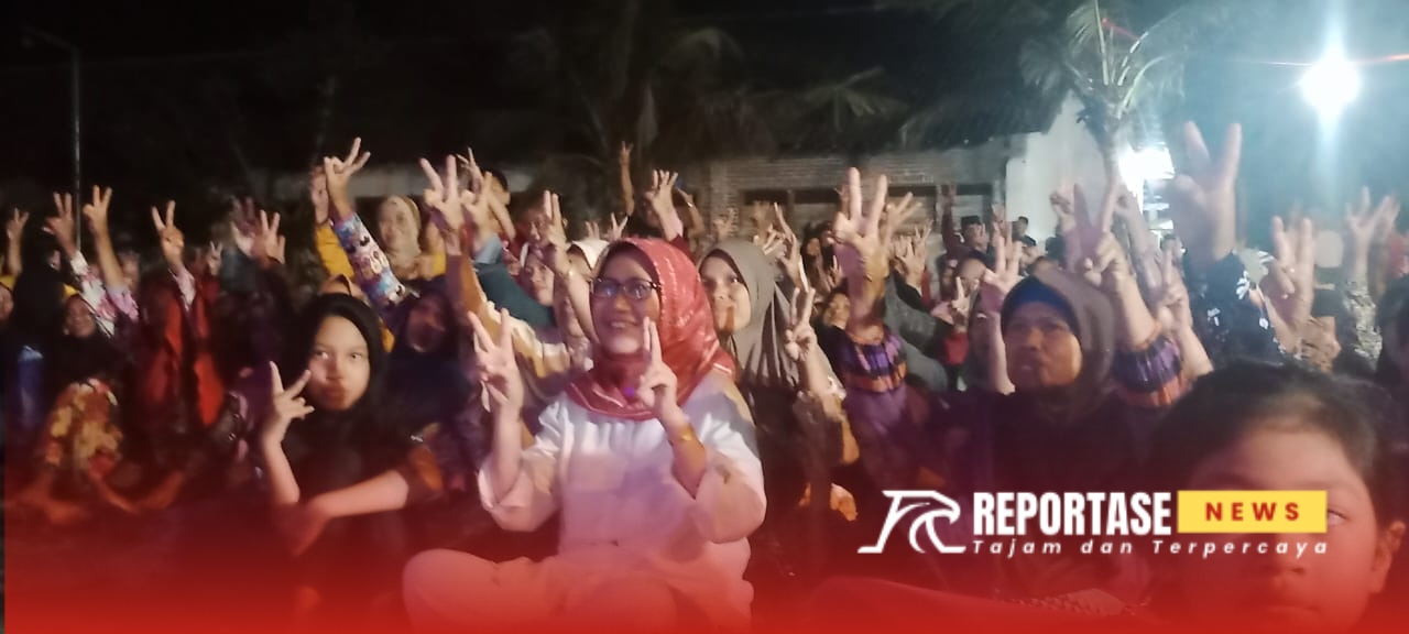 Bunda Indah (kerudung merah) di Tengah Masyarakat Desa Banjarwaru, Kecamatan Lumajang