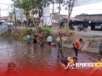Kegiatan kerja bakti pembersihan aliran Sungai Repeh Kegiatan kerja bakti pembersihan aliran Sungai Repeh