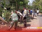 Foto: Karya bakti pelebaran jalan di Dusun Curah Lengkong, Desa Curahpetung, @by_reportasenews.net
