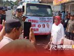Bunda Indah Amperawati saat melakukan pendistribusian air bersih untuk warga