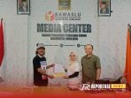 Ali Ridho, datang ke Bawaslu Lumajang laporkan akun dugaan Fitnah Ali Ridho, datang ke Bawaslu Lumajang laporkan akun dugaan Fitnah