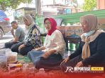 Bunda Indah (kerudung merah) saat takziah ke rumah almarhum pasienposbindu keswa Kel. Jogotrunan
