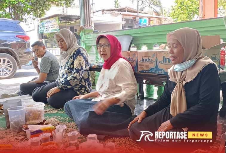 Bunda Indah (kerudung merah) saat takziah ke rumah almarhum pasienposbindu keswa Kel. Jogotrunan