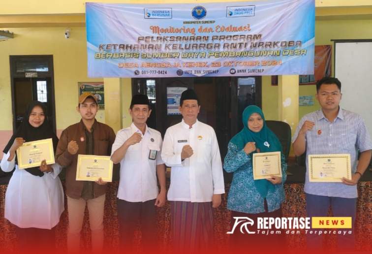Camat Bluto, Ir. Bambang Karyanto, M.Si, dan Ketua Tim P2M (Pencegahan dan Pemberdayaan Masyarakat) BNNK Sumenep, H. Rahwini Suwandi, saat menyerahkan PIN dan piagam, @by_reportasenews.net