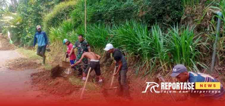 Kerja bakti pengerukan selokan.