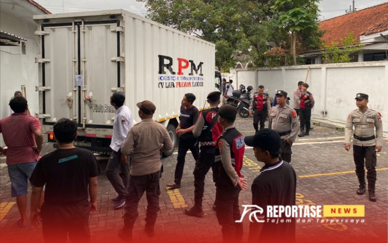 Surat Suara yang datang Pengawasan dan pengamanan yang ketat dari personil Kepolisian Polres Lumajang